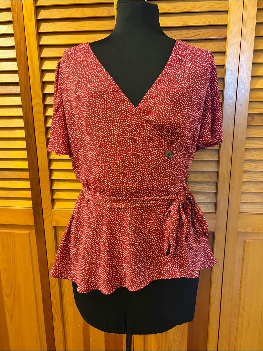 LOFT Wrap Top Red White Ditsy Print Women’s Small Flutter Sleeve Peplum